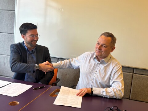 Theyr signing2